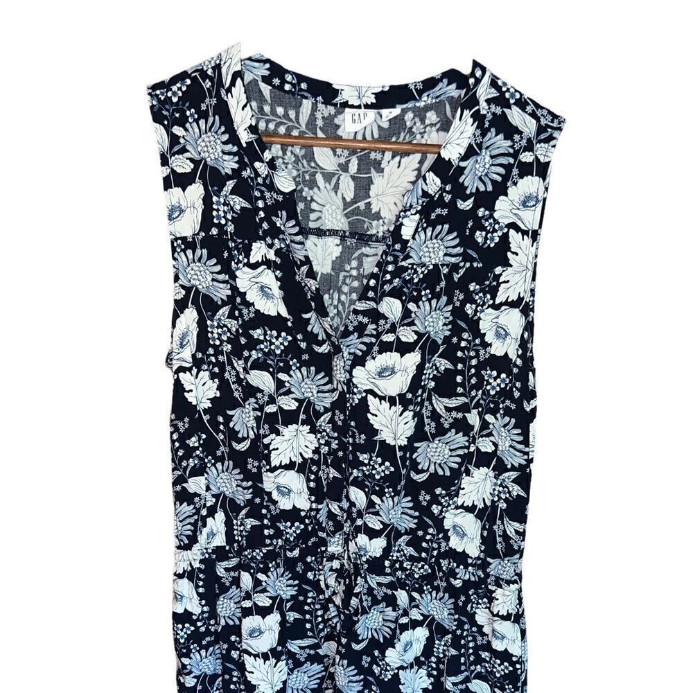 Gap‎ blue and white floral sleeveless and v-neck spring/summer dress size medium